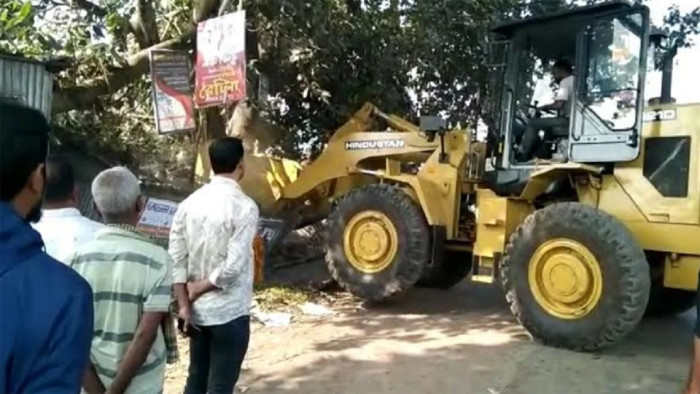 মুন্সিগঞ্জে সওজের জায়গা থেকে অবৈধ স্থাপনা উচ্ছেদ