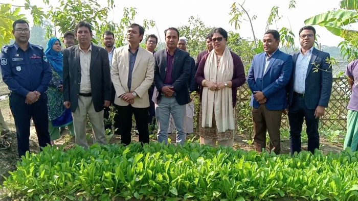 রূপসায় পুষ্টিবাগান পরিদর্শনে কৃষি সচিব ওয়াহিদা আক্তার