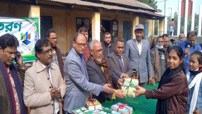 পীরগঞ্জে শিক্ষার্থীদের মাঝে বিনামূল্যে নতুন বই বিতরণ