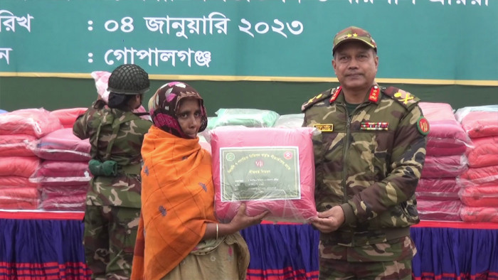 গোপালগঞ্জে শীতার্তদের মাঝে সেনাবাহিনীর শীতবস্ত্র বিতরণ