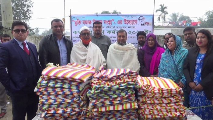 আশুলিয়ায় শীতার্তদের মাঝে শীতবস্ত্র বিতরণ