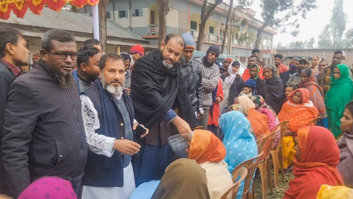 গাবতলীতে প্রধানমন্ত্রীর পক্ষ থেকে শীতবস্ত্র বিতরণ