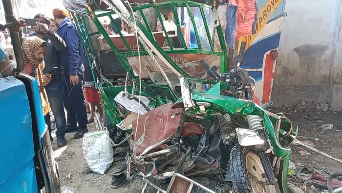 গাইবান্ধায় সড়ক দূর্ঘটনায় স্কুল শিক্ষক সহ দুইজন নিহত