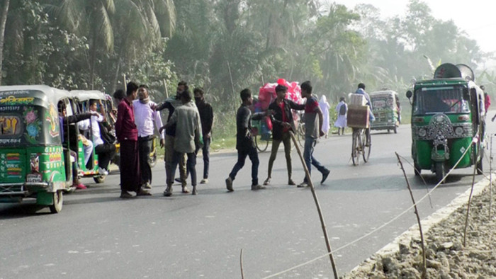 নোয়াখালীতে পুলিশের চাঁদাবাজি বন্ধে অটোরিকশা শ্রমিকদের বিক্ষোভ