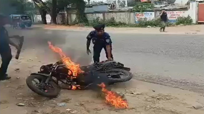 ক্ষোভে নিজের বাইকে আগুন দিলেন যুবক