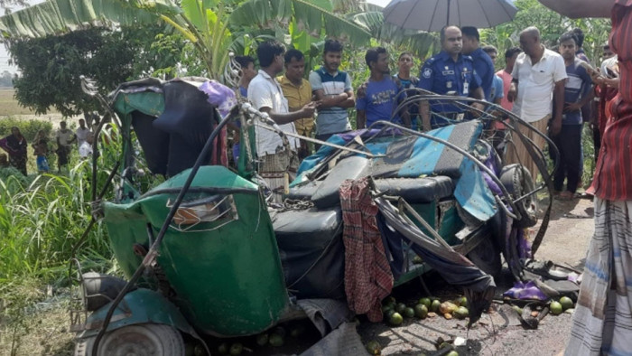 নওগাঁয় ট্রাকচাপায় অটোরিকশার ৪ যাত্রী নিহত