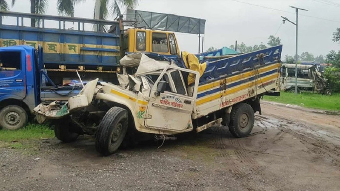 সিরাজগঞ্জে আমের ট্রাক ও গরুবাহী পিকআপের মুখোমুখি সংঘর্ষ, শিশুসহ নিহত ৪