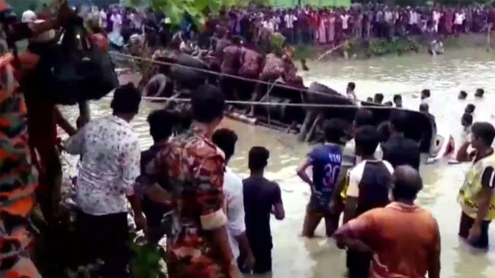 ঝালকাঠিতে যাত্রীবাহী বাস নিয়ন্ত্রণ হারিয়ে পুকুরে, নিহত ১৭