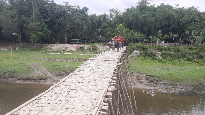 নীলফামারীতে ১২ গ্রামের মানুষের একমাত্র ভরসা বাঁশের সাঁকো