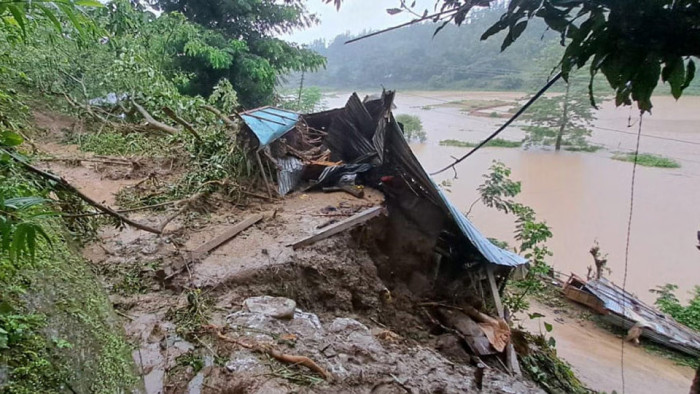 বান্দরবানে পাহাড় ধসে মা-মেয়ে নিহত