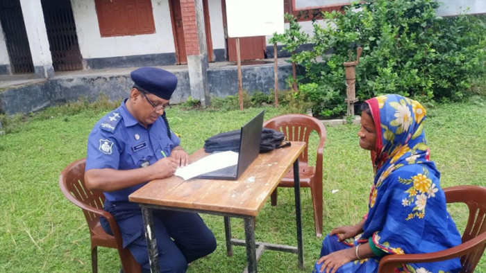 কুড়িগ্রামে প্রান্তিক মানুষকে আইনি সেবা দিতে ‘বাড়ির কাছে পুলিশ’