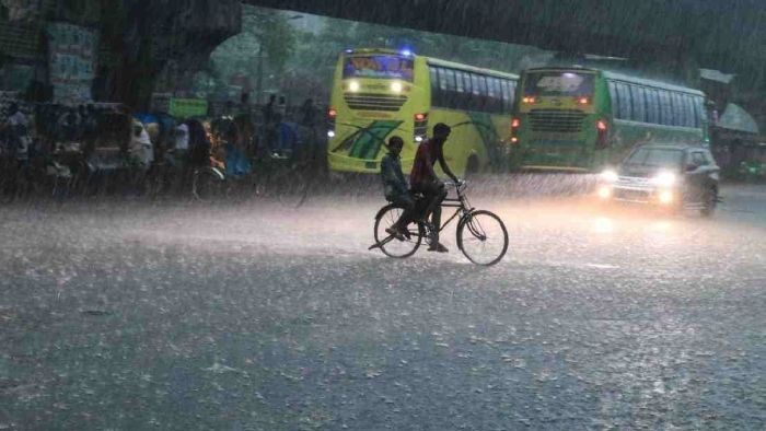 আজ রাত ১টার মধ্যেই তীব্র ঝড়ের পূর্বাভাস