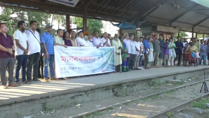 নারায়ণগঞ্জ রুটে ট্রেন ভাড়া বাড়ায় যাত্রীরা ক্ষুব্ধ