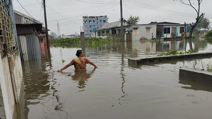 টানা ২০ ঘণ্টা বৃষ্টিতে ময়মনসিংহ নগরে জলাবদ্ধতা