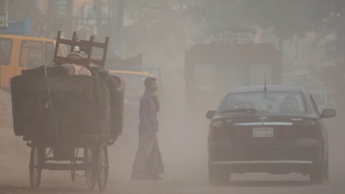 বিশ্বের দূষিত শহরের তালিকায় শীর্ষে ঢাকা