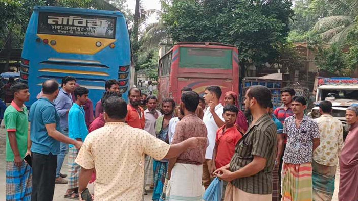 ত্রিশালে বাস চাপায় ৪ গার্মেন্টসকর্মী নিহত