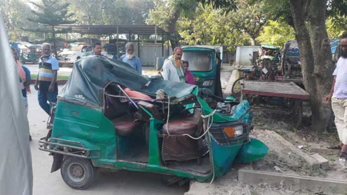 পাবনায় সড়কে ত্রিমুখী সংঘর্ষে নিহত ২