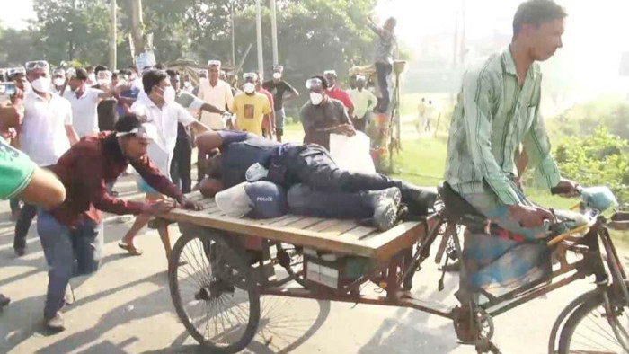 নারায়ণগঞ্জে তিন পুলিশকে কুপিয়ে ও পিটিয়ে জখম