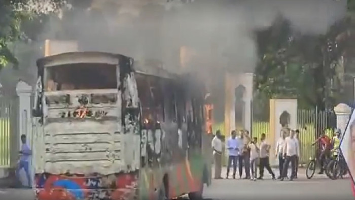 হাইকোর্টের সামনে বাসে আগুন