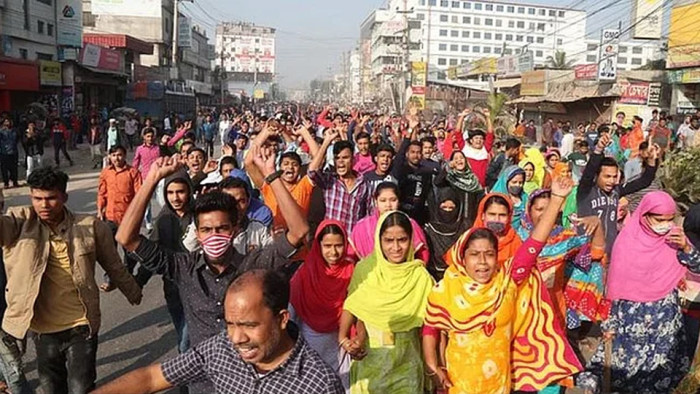 মিরপুরে রাস্তায় নেমে পোশাকশ্রমিকদের বিক্ষোভ