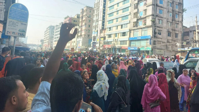 মিরপুরে পোশাকশ্রমিকদের রাস্তা অবরোধ, বিক্ষোভ