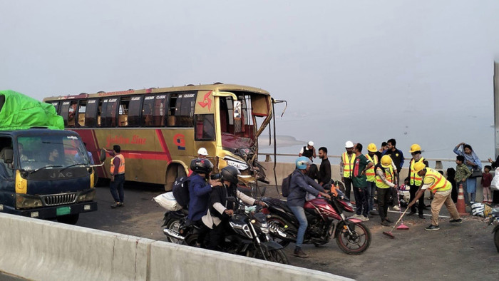 পদ্মা সেতুতে দুই বাসের মুখোমুখি সংঘর্ষ, আহত ২