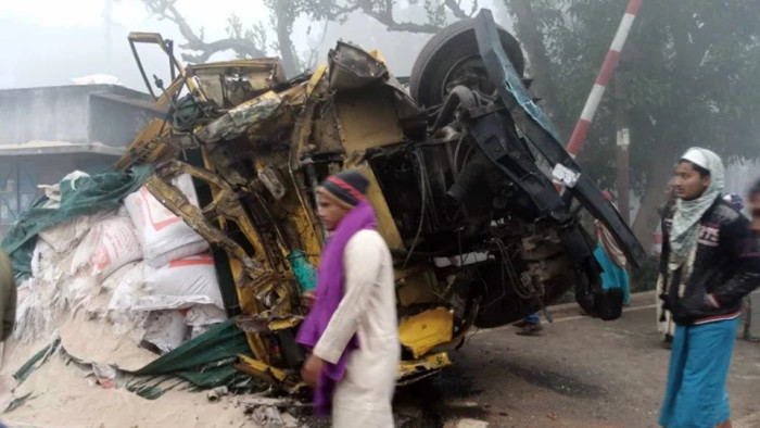 যশোরে ট্রাকের সঙ্গে ট্রেনের ধাক্কা, নিহত ২