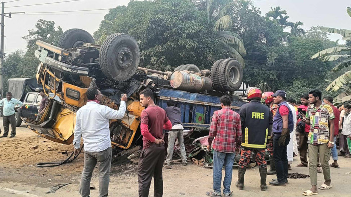 বাস-ট্রাক সংঘর্ষে নিহত সিএনজিতে থাকা শিশু ও নারী