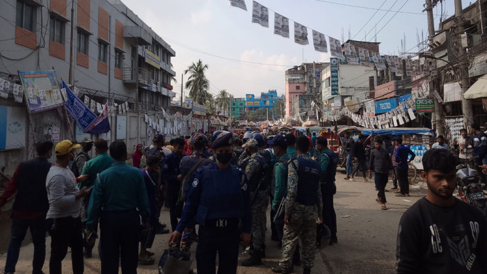 ঢাকা-ময়মনসিংহ মহাসড়কে পোশাক শ্রমিকদের অবরোধ