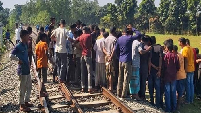 রেললাইনে বসে গেম, ট্রেনে কাটা পড়ে প্রাণ গেলো দুই তরুণের