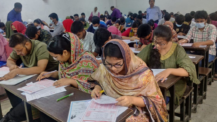 হাসিমুখেই কেন্দ্র ছাড়লেন পরীক্ষার্থীরা