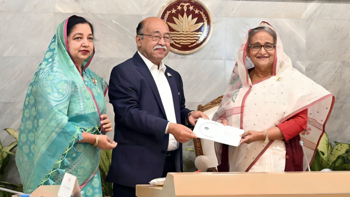 প্রধানমন্ত্রীর কাছে ৩ পণ্যের জিআই সনদ হস্তান্তর