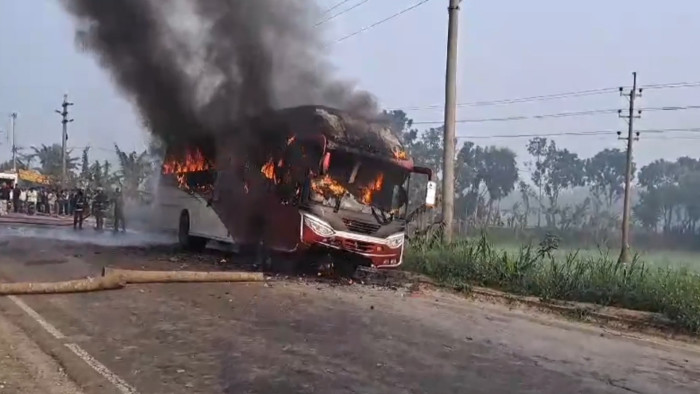  বাস মোটরসাইকেল সংঘর্ষে নিহত ১,বাসে আগুন