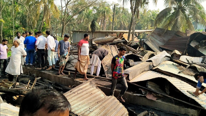 দৌলতখানে ভয়াবহ আগুন, পুড়েছে ৭ ব্যবসা প্রতিষ্ঠান