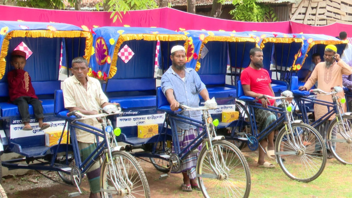 ভোলায় অসহায় দরিদ্র মানুষের মাঝে রিকশা বিতরণ করেছে কাঞ্চন- ফাতেমা ফাউন্ডেশন