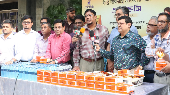 তীব্র গরমে বিশুদ্ধ পানি ও স্যালাইন বিতরণ করছে এসএমসি