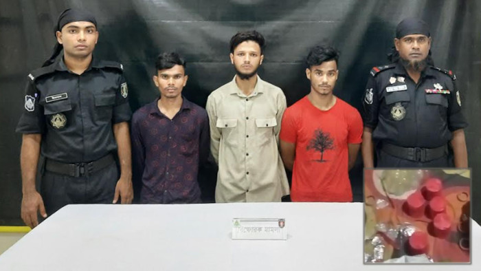 বাড্ডার এক কারখানায় মিললো ৬৫ হাতবোমা, আটক ৩