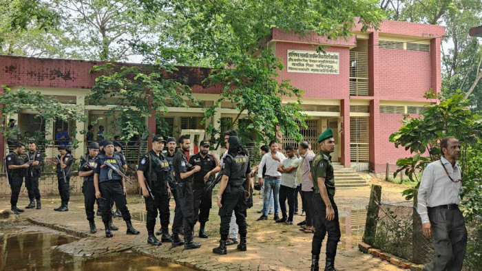 চট্টগ্রামে কেন্দ্র থেকে নির্বাচনী সরঞ্জাম ছিনতাই, ভোট স্থগিত