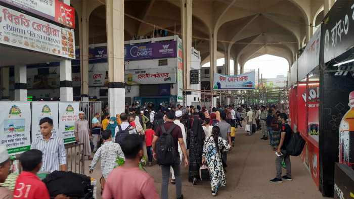 ঈদযাত্রা: রেলস্টশন-বাস টার্মিনালে ঘরমুখো মানুষের ঢল