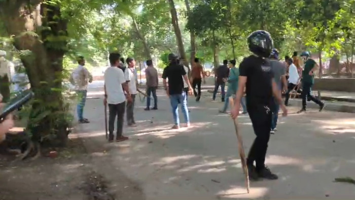 ঢাবিতে কোটা আন্দোলন ঘিরে দুই পক্ষের ধাওয়া-পাল্টা ধাওয়া