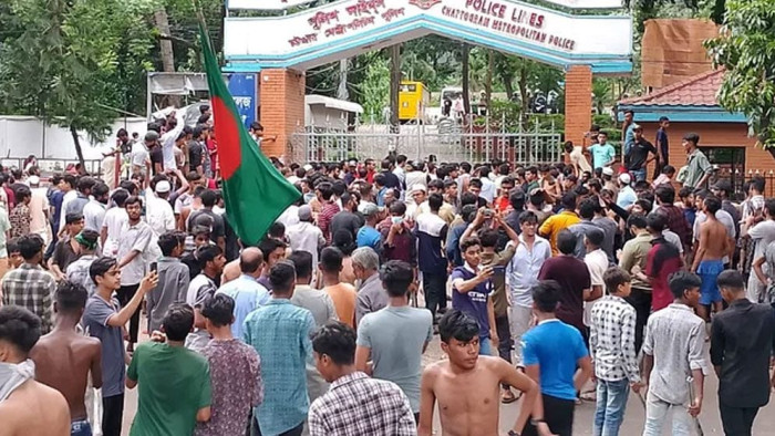 চট্টগ্রাম ও বরিশালে ব্যাপক হামলা ও অগ্নিসংযোগ